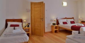 Postel nebo postele na pokoji v ubytování Hotel Roseg