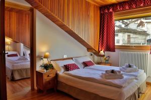 Postel nebo postele na pokoji v ubytování Hotel Roseg