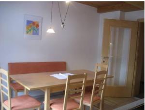 uma mesa de jantar e cadeiras num quarto em Pension Klausnerhof em Brixen im Thale