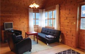 a living room with a couch and a tv at 3 Bedroom Nice Home In Vallavik in Vangsbygd