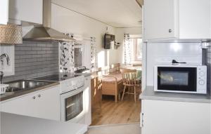 Kuchyň nebo kuchyňský kout v ubytování Lovely Home In Slvesborg With House Sea View