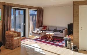 O zonă de relaxare la Beautiful Apartment In Hovden With House A Mountain View