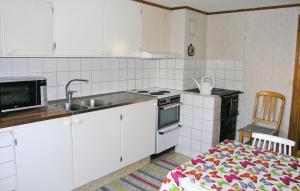 Kitchen o kitchenette sa Stunning Home In Gislaved With 2 Bedrooms