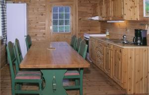 Ett kök eller pentry på Amazing Home In Eresfjord With 3 Bedrooms