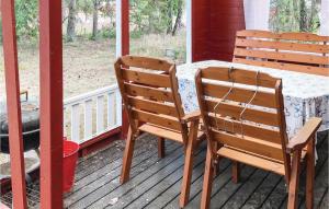 門斯特羅斯的住宿－艾科勒卡斯瓦根蒙斯特拉度假屋，门廊上设有两张木椅和一张桌子