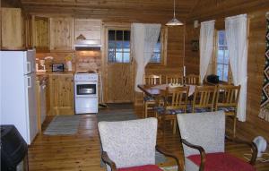 Kjøkken eller kjøkkenkrok på Cozy Home In Skei I Jlster With House Sea View