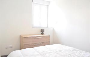1 dormitorio con 1 cama y vestidor con ventana en Amazing Home In Sainteny With 2 Bedrooms And Wifi en Sainteny