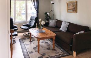 モンステロアスにあるHoliday Home Eklekärsvägen Mönsteråsのソファとコーヒーテーブルのあるリビングルーム