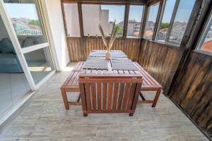 - une table en bois sur un balcon avec un vase dans l'établissement Albufeira Center Old Town, 8ppl, 5min Fishermans beach, à Albufeira