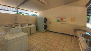 A kitchen or kitchenette at Discovery Parks - Katherine