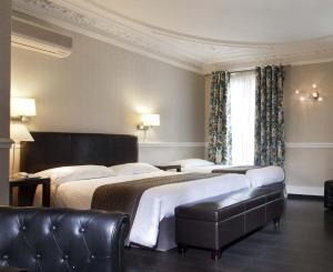 Cama ou camas em um quarto em Hotel Claude Bernard Saint-Germain