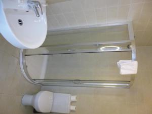 uma casa de banho com um espelho e um rolo de papel higiénico em The White Lady Hotel em Kinsale