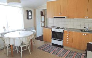 Ett kök eller pentry på Nice Home In Vessigebro With Kitchen