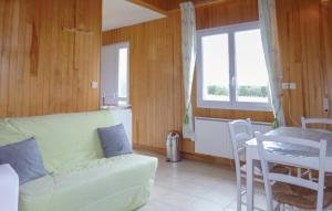 Χώρος καθιστικού στο Lovely Home In La Chapelle En Juger