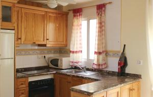 Kitchen o kitchenette sa Stunning Home In Orihuela Costa With 2 Bedrooms And Outdoor Swimming Pool