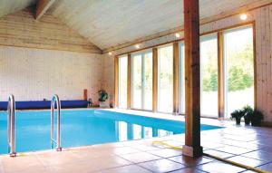 Swimmingpoolen hos eller tæt på Amazing Home In Markaryd With 4 Bedrooms, Sauna And Indoor Swimming Pool