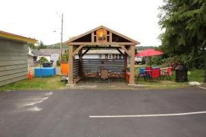 a gazebo with tables and chairs in a parking lot at Shiny Motel in Hoquiam