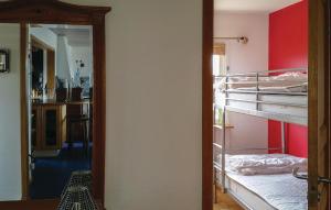 Zimmer mit 2 Etagenbetten und einem Spiegel in der Unterkunft Villa Adens in Åsa
