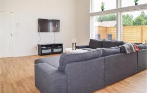 ein Wohnzimmer mit einem Sofa und einem TV in der Unterkunft Lovely Home In Borgholm With Wifi in Folberga