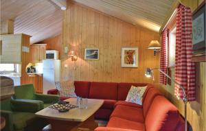un soggiorno con un divano rosso e un tavolo di Holde a Hemsedal