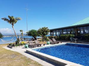 Belo Vula Island Resort Limited في لوتوكا: مسبح بجانب مبنى به منتجع
