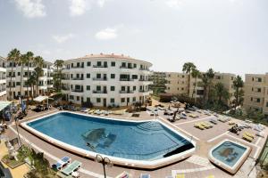 an overhead view of a swimming pool in front of a building at Las Faluas in Playa del Ingles