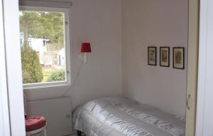 ストレムスタードにあるNice Home In Strmstad With 3 Bedrooms And Wifiの白い部屋(ベッド1台、窓付)
