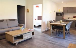 SaintenyにあるNice Apartment In Sainteny With 1 Bedrooms And Wifiのリビングルーム(ソファ、テーブル付)