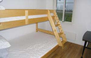 Katil dua tingkat atau katil-katil dua tingkat dalam bilik di Cozy Home In Hestra With Kitchen