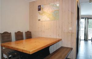 ヘムセダールにある2 Bedroom Awesome Apartment In Hemsedalの木製テーブルと壁の地図が備わる客室です。 +5枚の写真