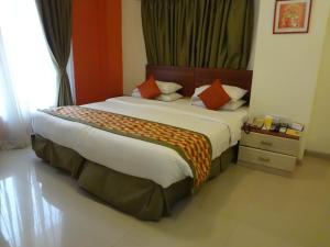 Postel nebo postele na pokoji v ubytování Nestor Hotel, Mumbai