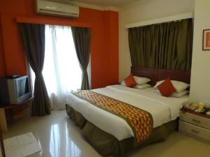 Postel nebo postele na pokoji v ubytování Nestor Hotel, Mumbai