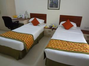 Postel nebo postele na pokoji v ubytování Nestor Hotel, Mumbai