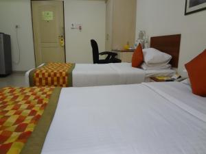 Postel nebo postele na pokoji v ubytování Nestor Hotel, Mumbai