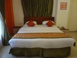 Postel nebo postele na pokoji v ubytování Nestor Hotel, Mumbai