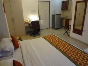 Postel nebo postele na pokoji v ubytování Nestor Hotel, Mumbai