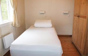 Postel nebo postele na pokoji v ubytování Beautiful apartment in Lundegrend with 1 Bedrooms and WiFi