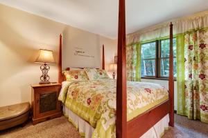 En eller flere senge i et værelse på Grand Tomahawk Lodge