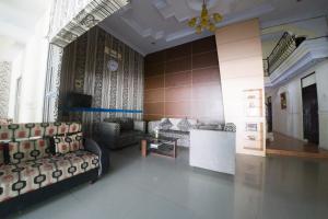 Χώρος καθιστικού στο RedDoorz Syariah near RSUD Ainun Habibie Gorontalo