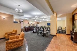 un hall avec des tables et des chaises ainsi qu'un bar dans l'établissement Best Western Plus Charlotte Matthews Hotel, à Charlotte