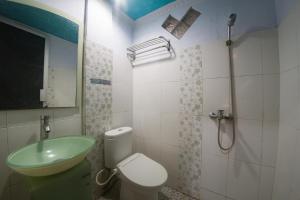 Ένα μπάνιο στο RedDoorz Syariah near RSUD Ainun Habibie Gorontalo +16 φωτογραφίες