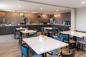 ein Restaurant mit Tischen und Stühlen und einer Theke in der Unterkunft Quality Inn Rochelle in Rochelle