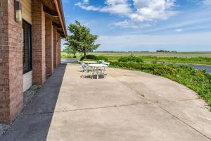 einen Tisch und Stühle auf einem Gehweg neben einem Gebäude in der Unterkunft Quality Inn Rochelle in Rochelle