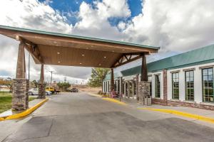 une station-service vide avec un grand bâtiment dans l'établissement Econo Lodge, à Rawlins