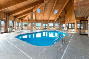 ein großes Schwimmbad in einem großen Gebäude in der Unterkunft Quality Inn Rochelle in Rochelle