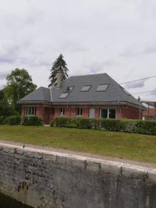 a house with a roof with solar panels on it at La maison de la Vallée in Froissy