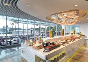Lexis Hibiscus Port Dickson tesisinde bir restoran veya yemek mekanı