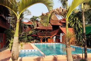 Piscina de la sau aproape de Golden Teak Home Resort