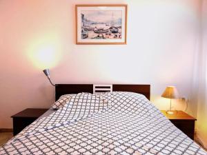 um quarto com uma cama e uma fotografia na parede em 1Bdrm APT With Panoramic View of Sea and Mountains em Tiberias