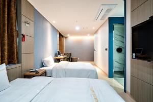 Säng eller sängar i ett rum på Siheung Seoul Tourist Hotel